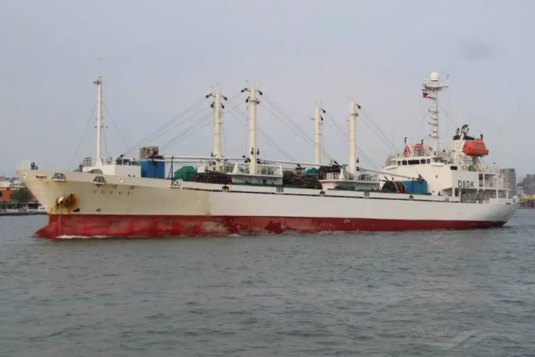Kapal pengangkut berpendingin Seiyu berlambung putih dan merah.